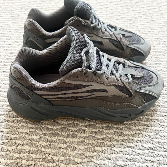 Size 5.5 - adidas Yeezy Boost 700 V2 Geode - Picture 3 of 7